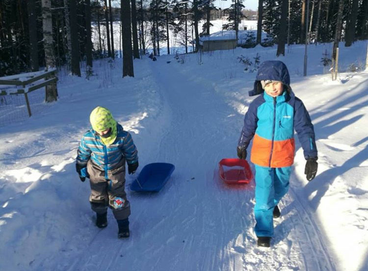 lapset vetävät pulkkaa